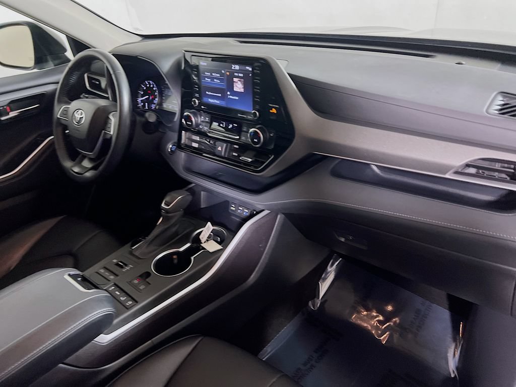 Used 2022 Toyota Highlander XLE AWD/4WD image 27
