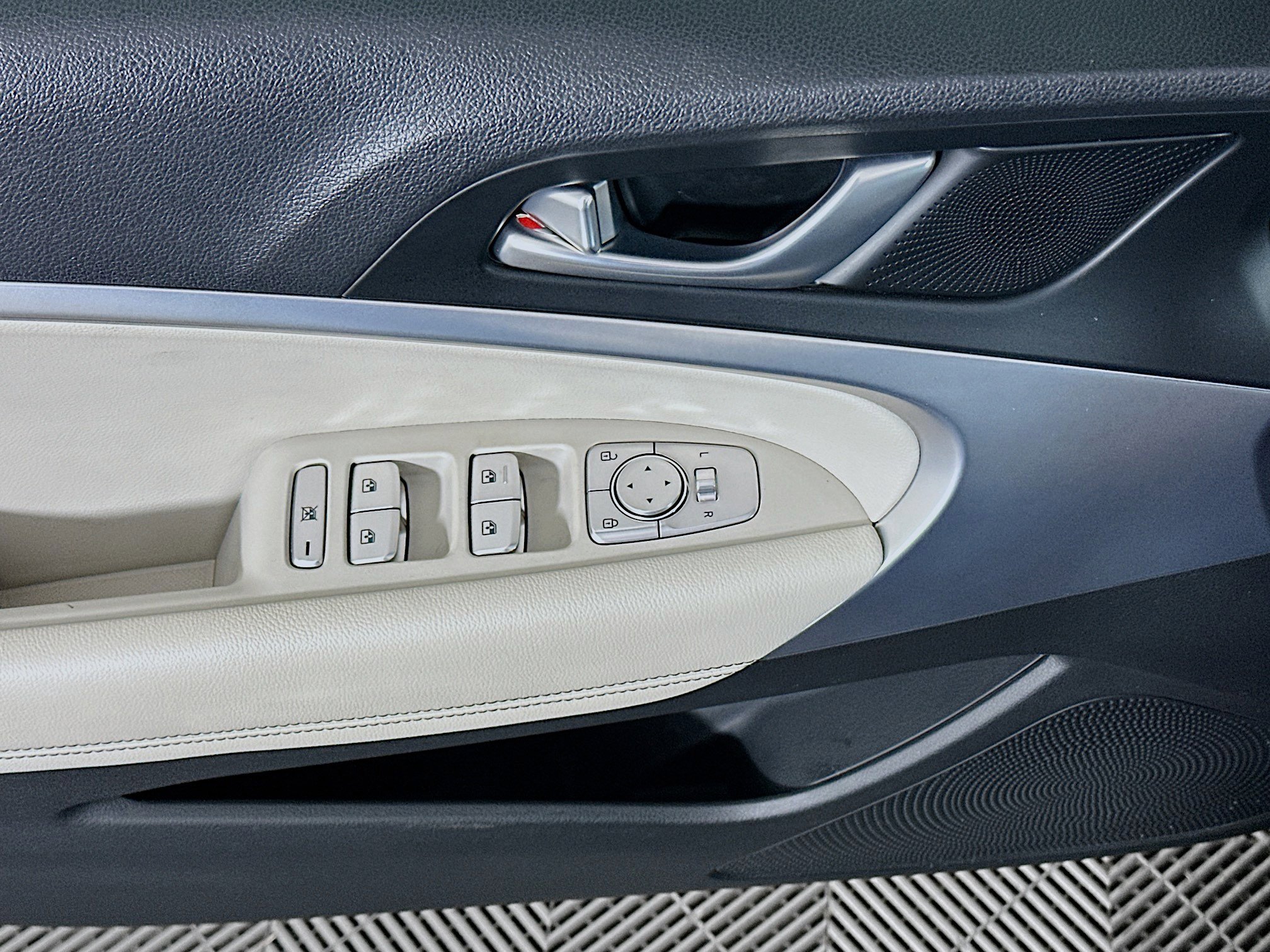 Used 2024 Genesis G70 2.5T image 15