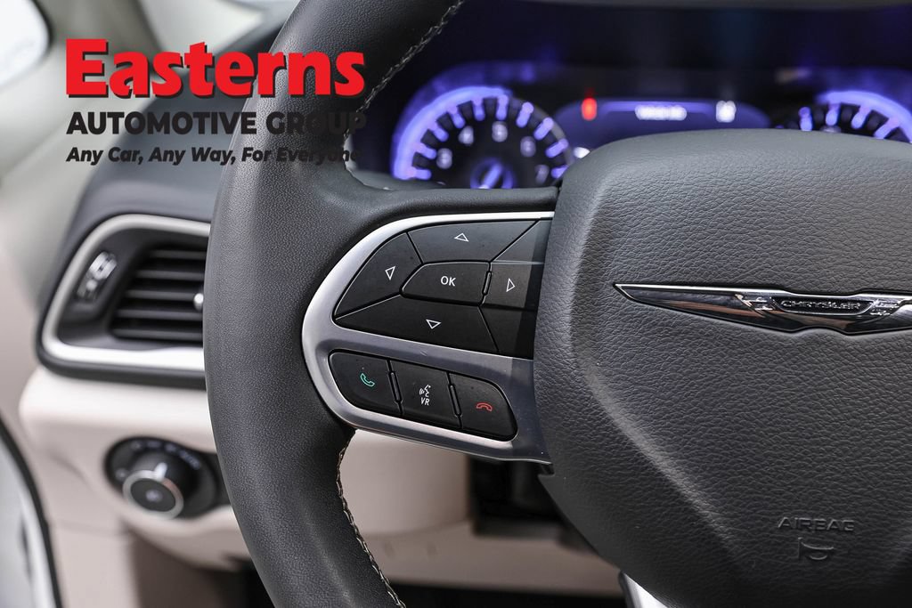 Used 2023 Chrysler Pacifica Touring-L FWD image 15