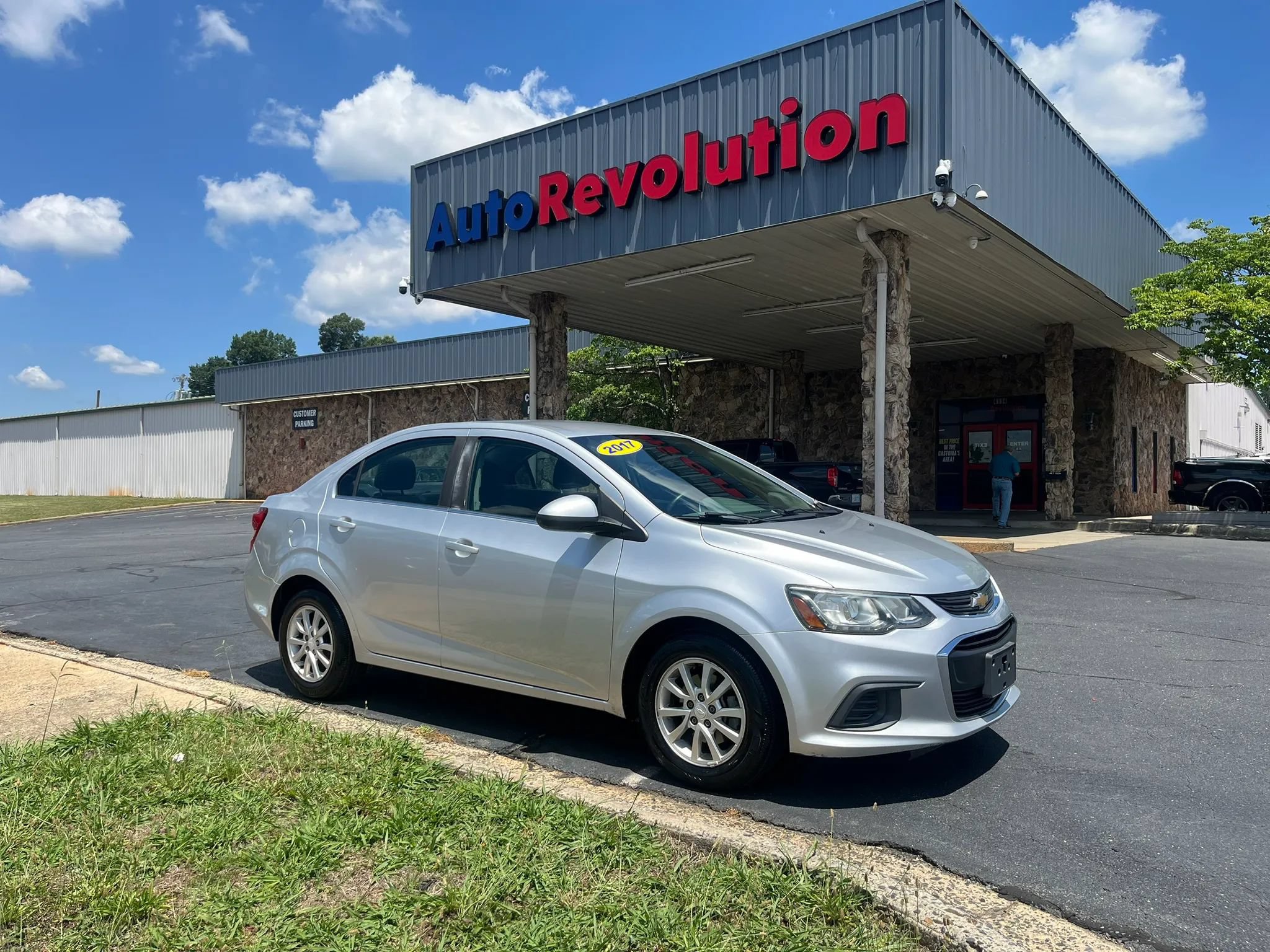 Used 2017 Chevrolet Sonic LT FWD image 1