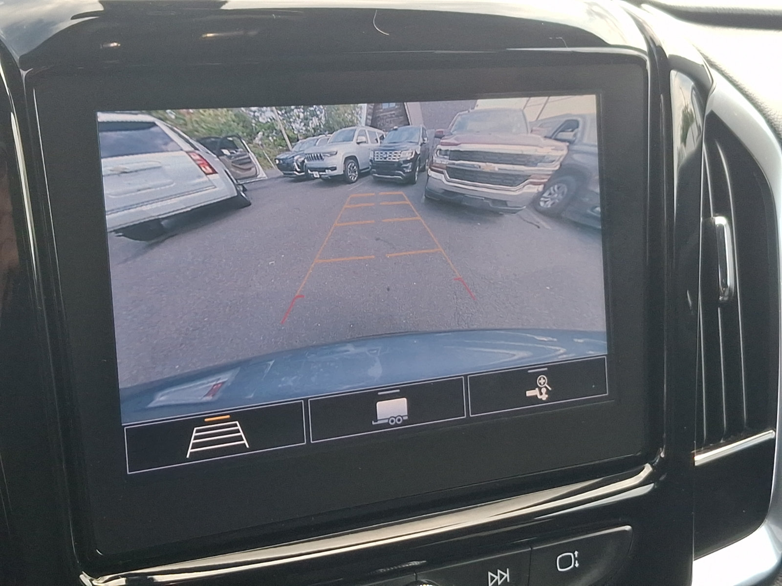 Used 2020 Chevrolet Traverse LT w/ Driver Confidence II Package AWD/4WD image 19