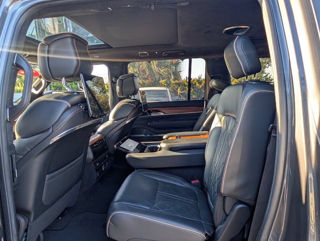 Used 2022 Jeep Grand Wagoneer Series III w/ Rear Seat Video Group 1 AWD/4WD image 12