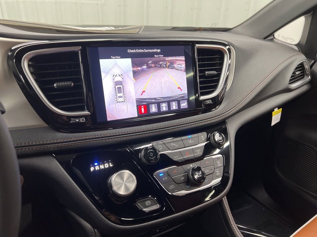 Used 2026 Chrysler Pacifica Pinnacle w/ Trailer Tow Group image 19