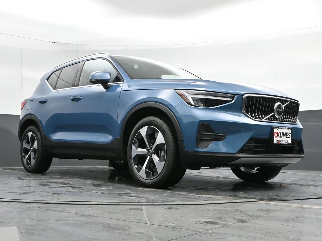 New 2025 Volvo XC40 B5 Core w/ Climate Package image 42