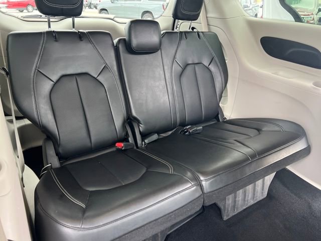 Used 2024 Chrysler Pacifica Touring-L image 18
