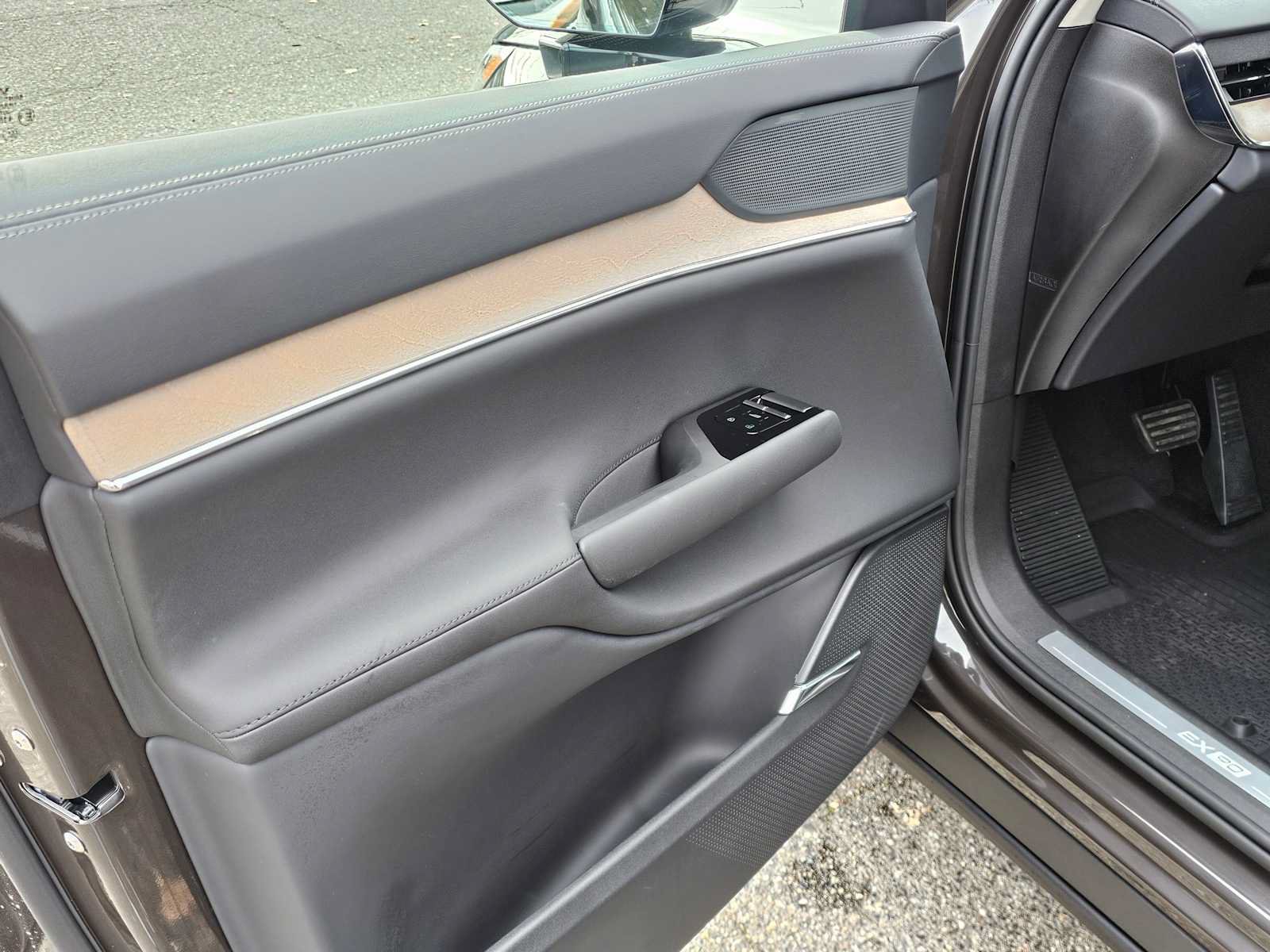 New 2025 Volvo EX90 Plus w/ Protection Package Premier AWD/4WD image 19