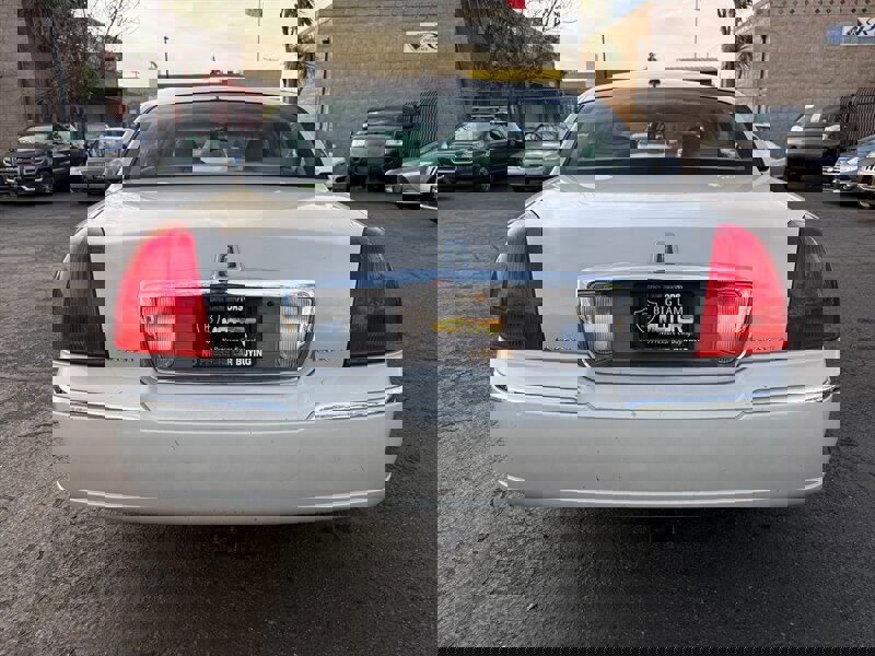 Used 2007 Lincoln Town Car Designer Series image 6