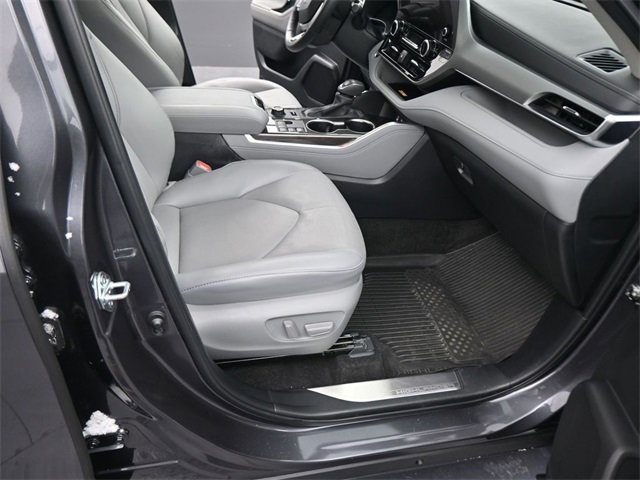 Used 2024 Toyota Highlander Platinum image 12