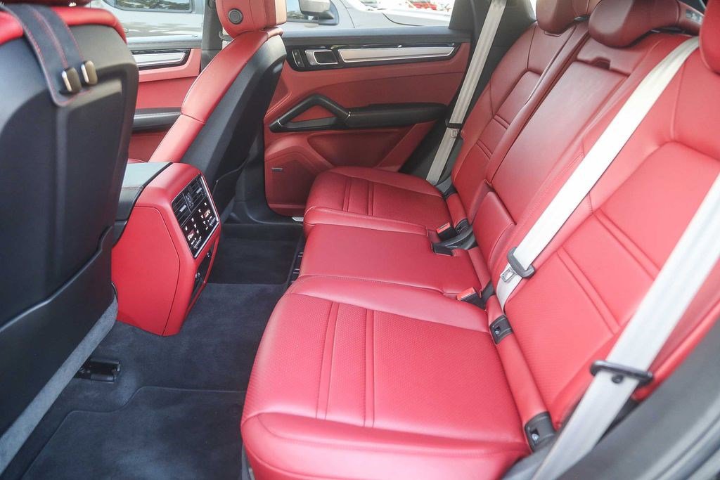 Used 2023 Porsche Cayenne Platinum Edition image 18