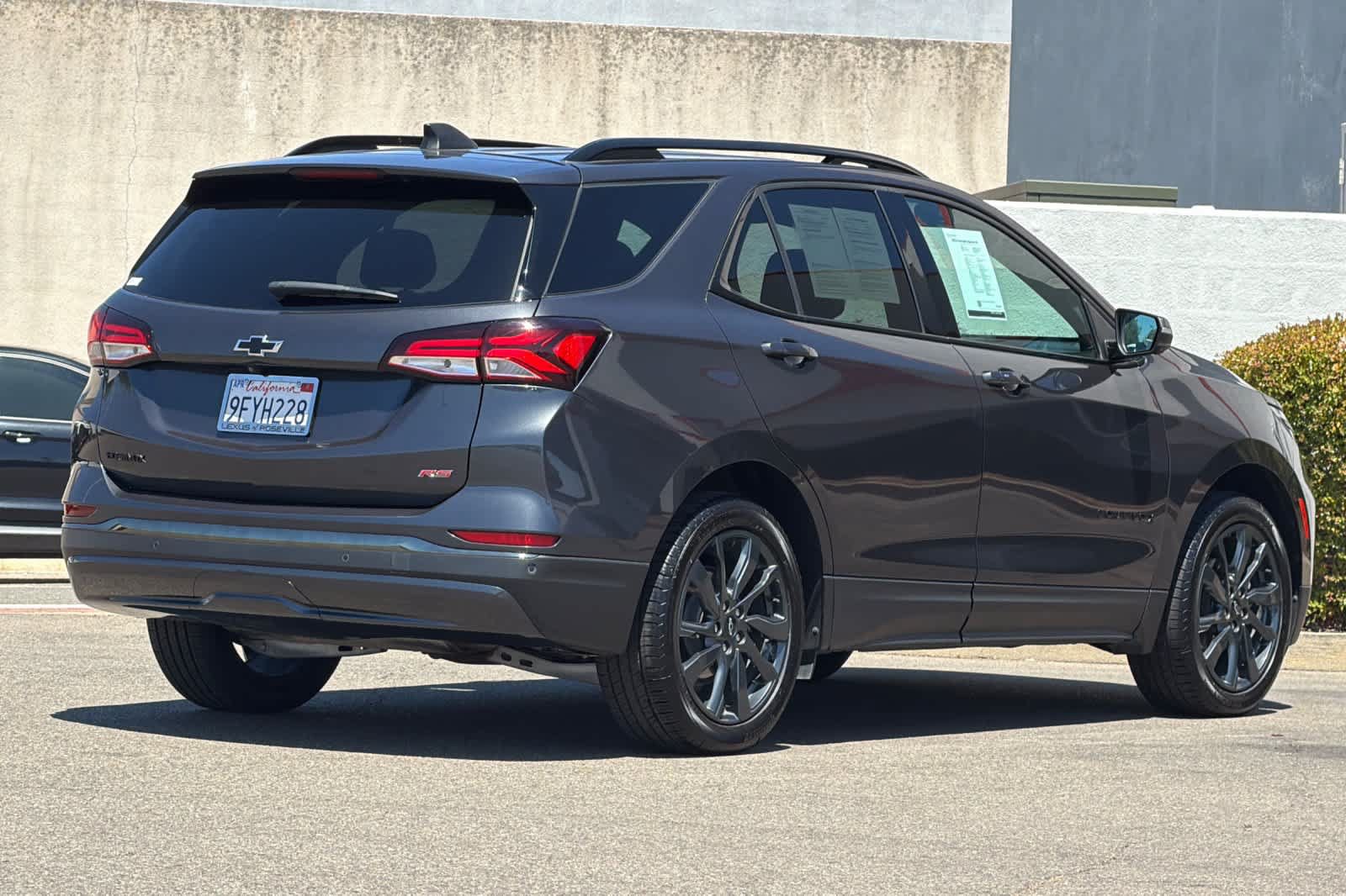 Used 2022 Chevrolet Equinox RS w/ Infotainment Package FWD image 2