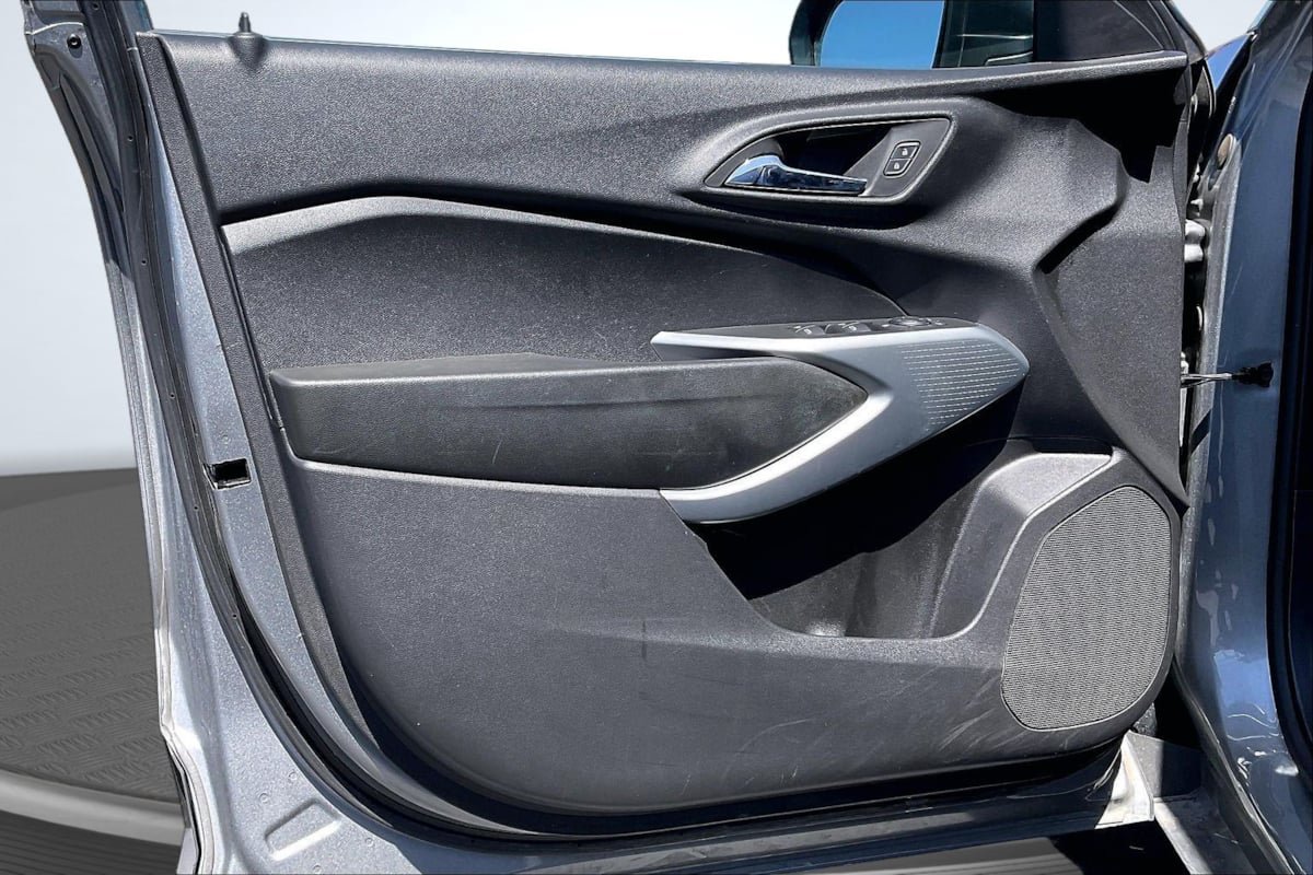 Used 2025 Chevrolet Trax LS FWD image 23