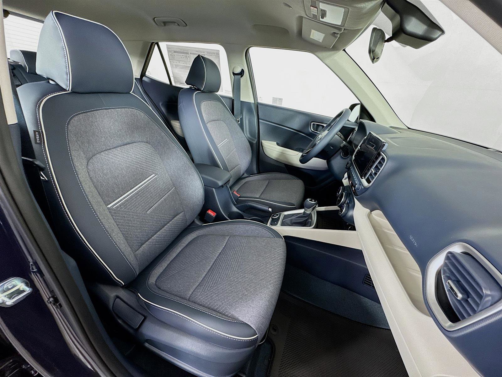 New 2025 Hyundai Venue Limited image 27