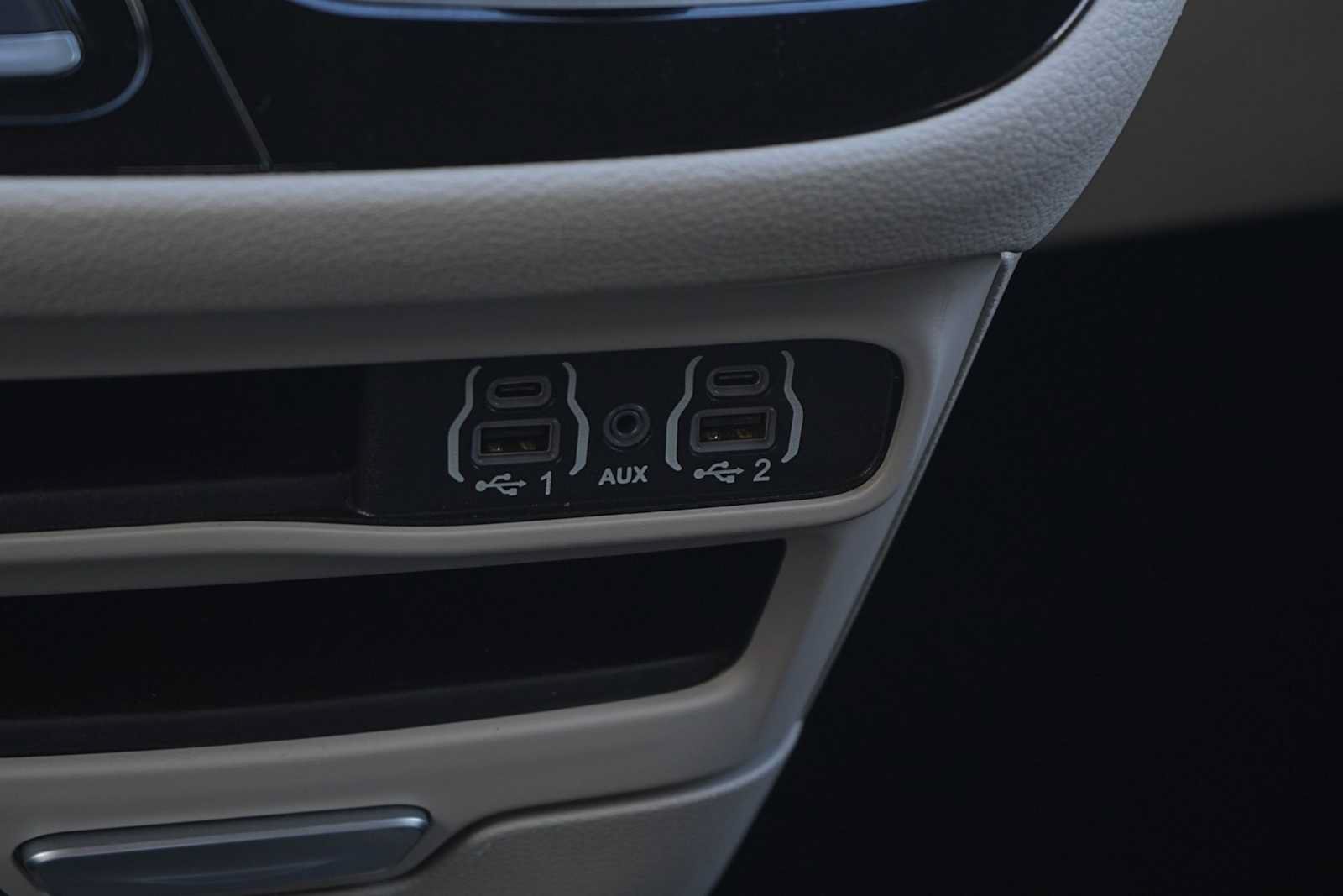 Used 2024 Chrysler Pacifica Limited FWD image 21