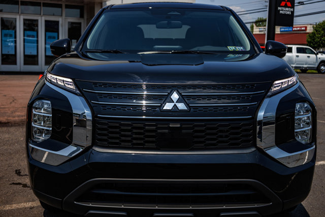 New 2025 Mitsubishi Outlander ES image 2
