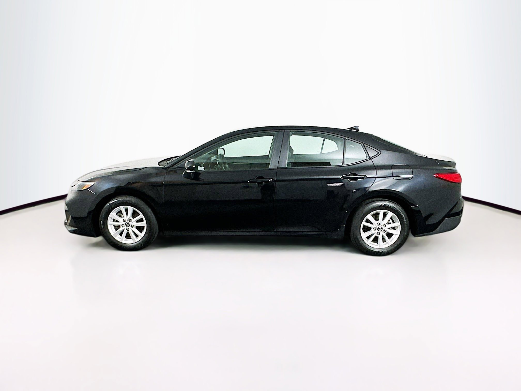Used 2025 Toyota Camry LE image 4