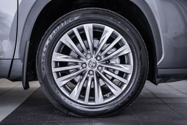Used 2024 Toyota Highlander Platinum image 18