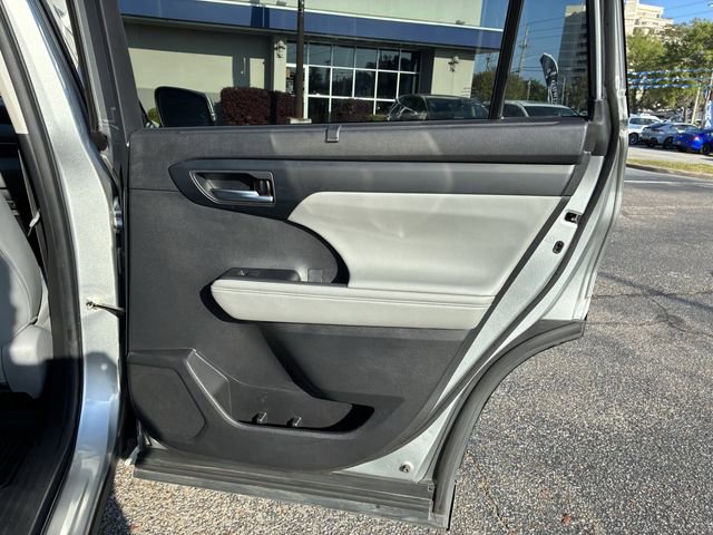 Used 2022 Toyota Highlander XLE image 32