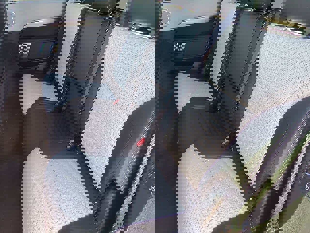 Used 2023 Land Rover Discovery S R-Dynamic image 18