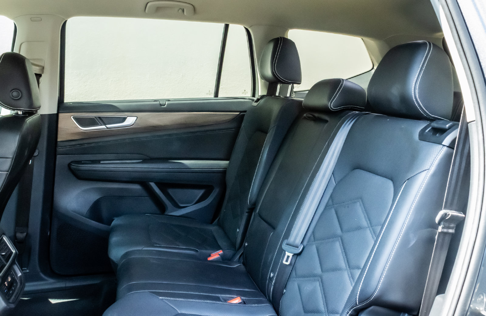 Used 2025 Volkswagen Atlas SE AWD/4WD image 13