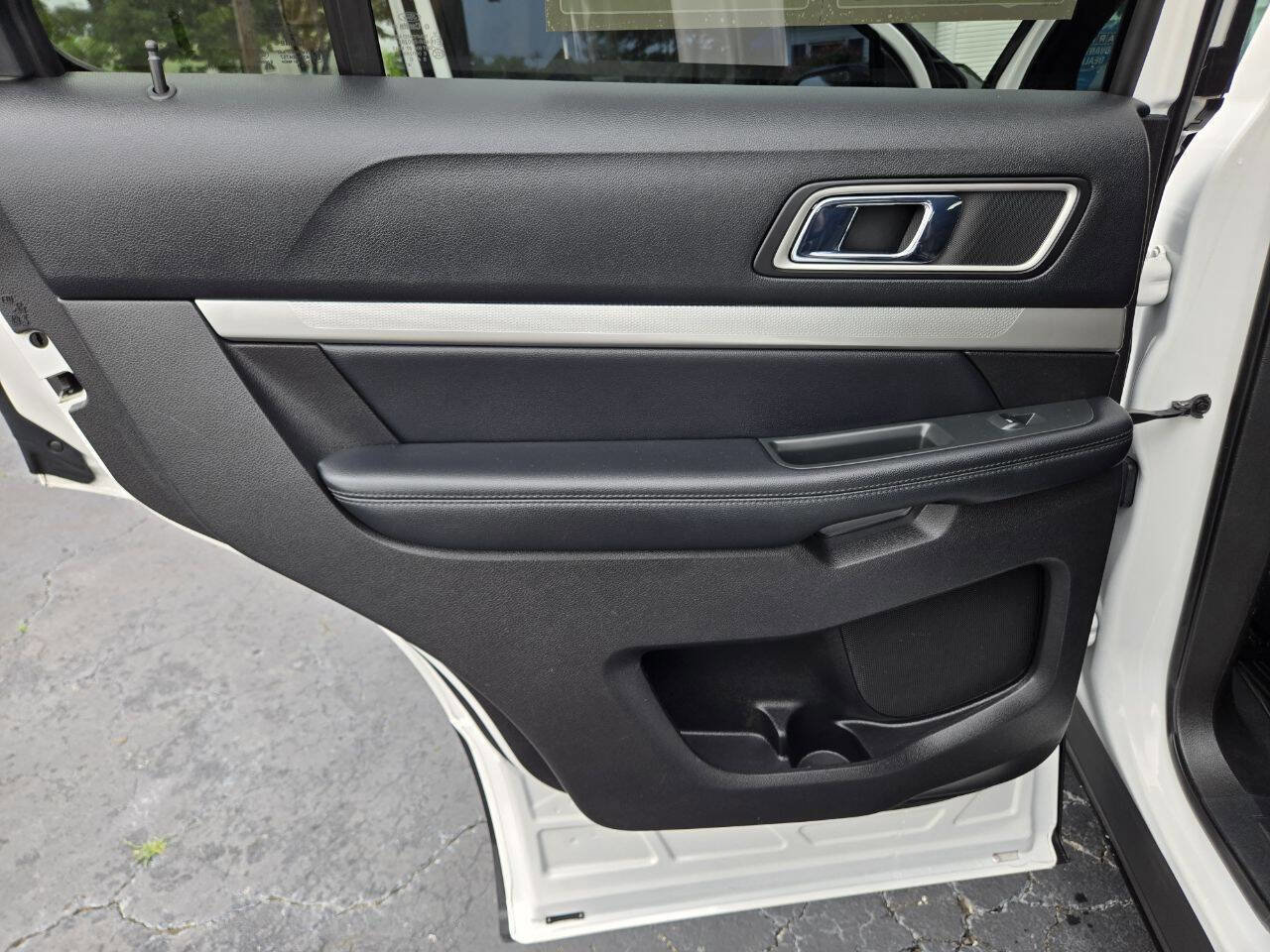 Used 2017 Ford Explorer XLT w/ Equipment Group 202A FWD image 37