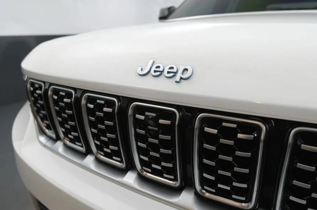 Used 2022 Jeep Grand Cherokee Summit AWD/4WD image 9
