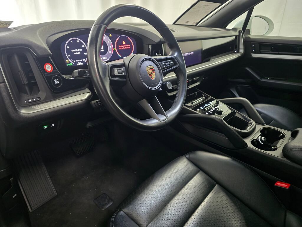 Used 2024 Porsche Cayenne image 4