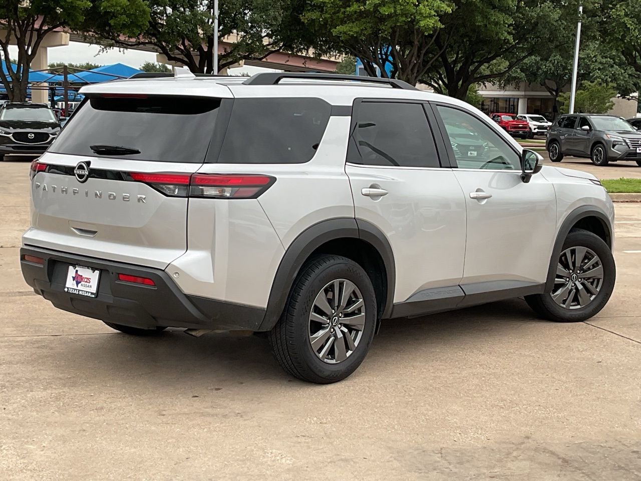 Used 2025 Nissan Pathfinder SV FWD image 5