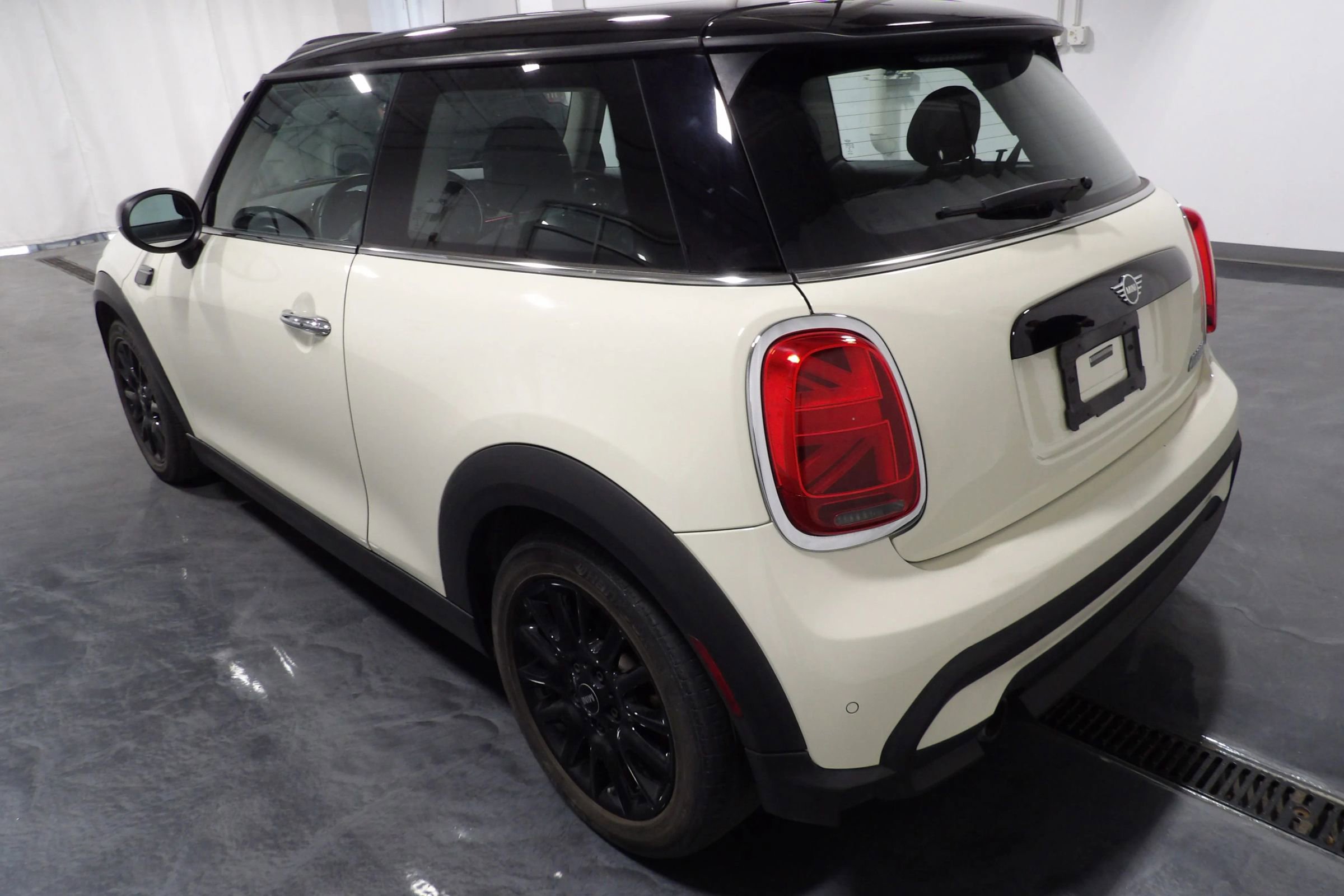 Used 2022 MINI Cooper 2-Door Hardtop image 5