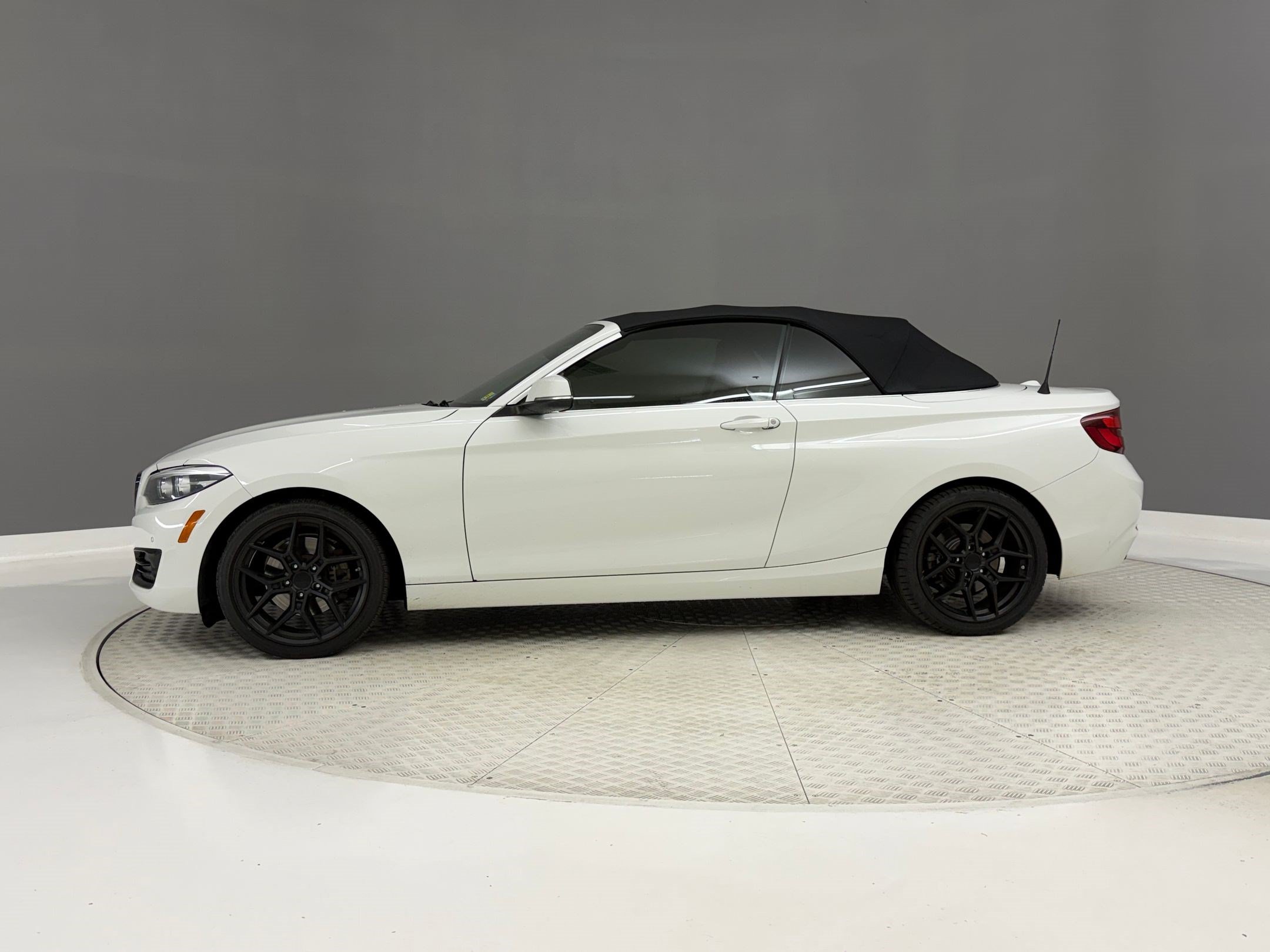 Used 2020 BMW 230i Convertible w/ Premium Package RWD image 2