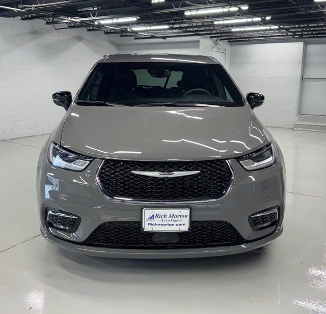 Used 2025 Chrysler Pacifica Select image 9