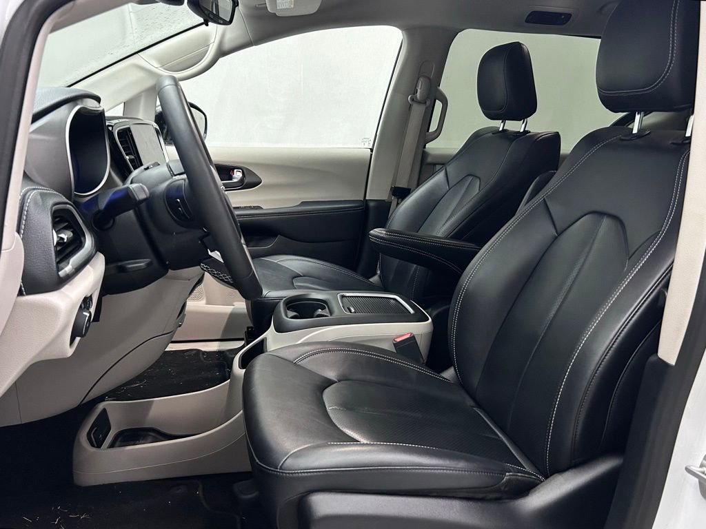 Used 2024 Chrysler Pacifica Select image 11