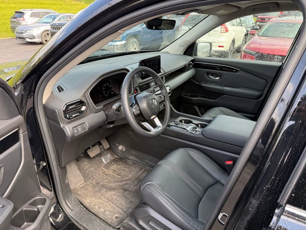 Used 2025 Honda Pilot Touring image 9