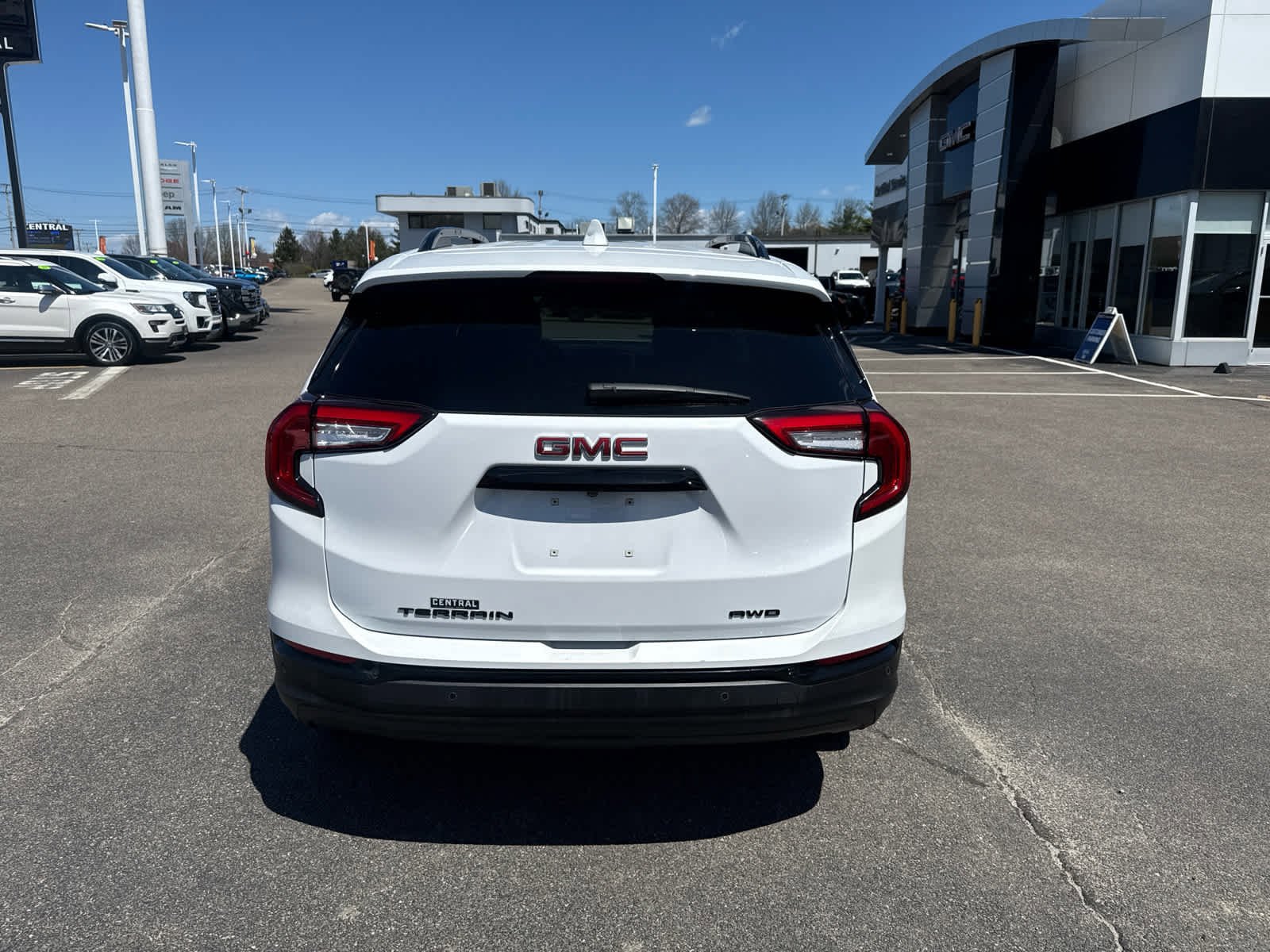 Used 2023 GMC Terrain SLE w/ Driver Convenience Package AWD/4WD image 4