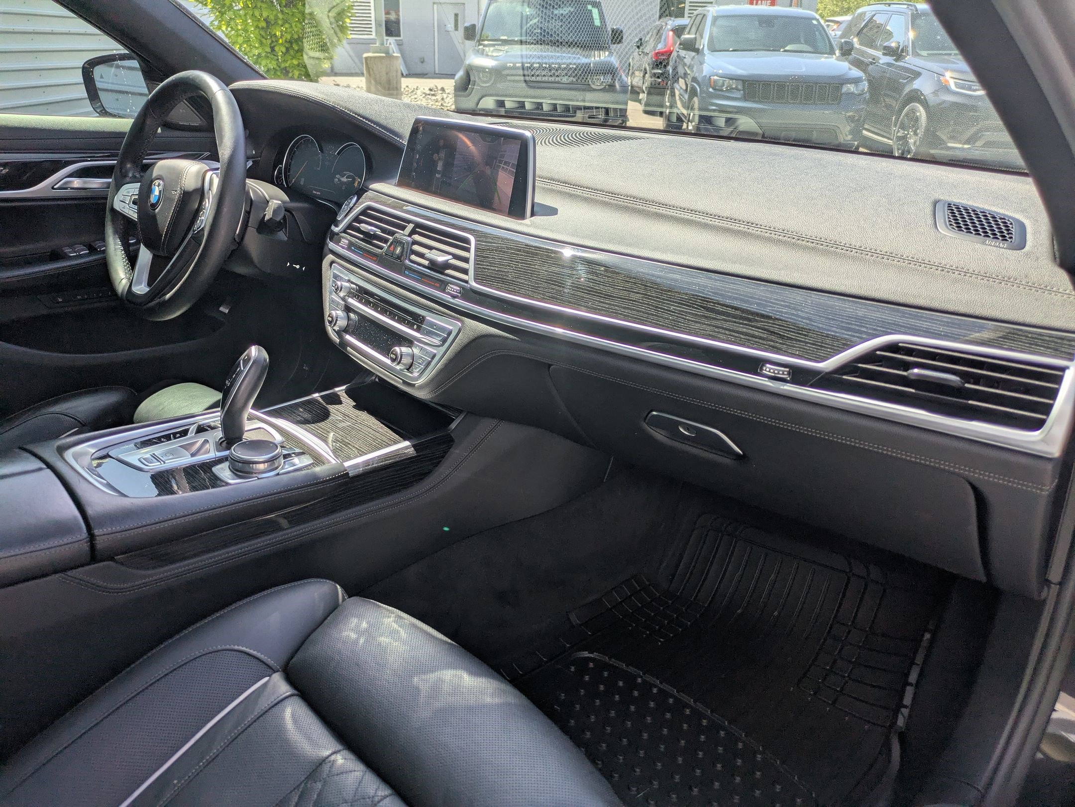Used 2019 BMW 750i w/ M Sport Package RWD image 32