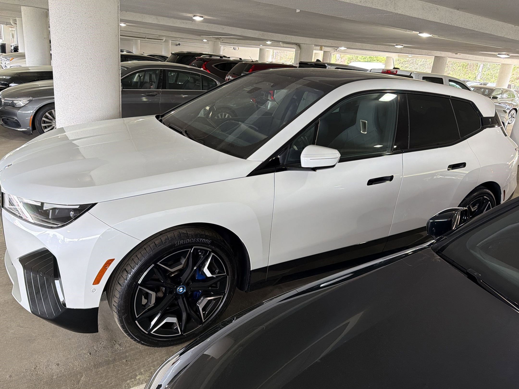 Used 2022 BMW iX xDrive50 w/ Premium Package image 9