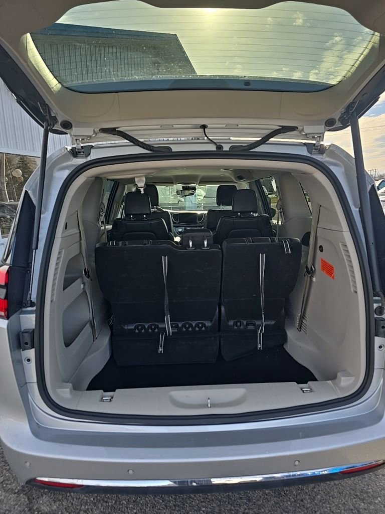 Used 2024 Chrysler Pacifica Touring-L image 9