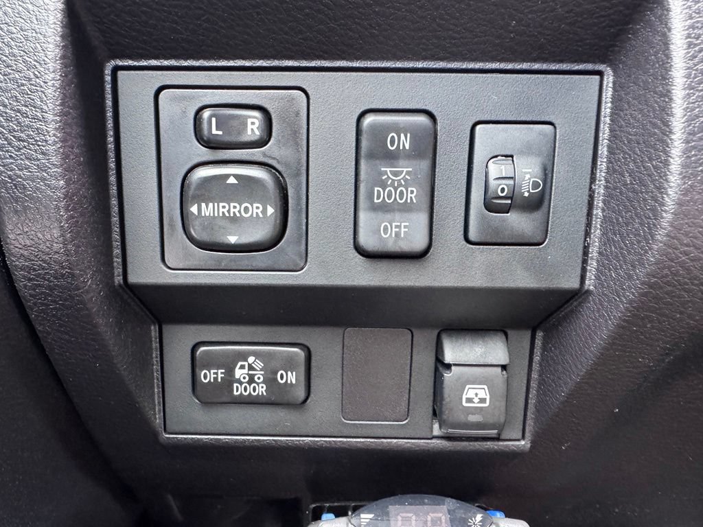 Used 2014 Toyota Tundra SR5 w/ SR5 Upgrade Package AWD/4WD image 32