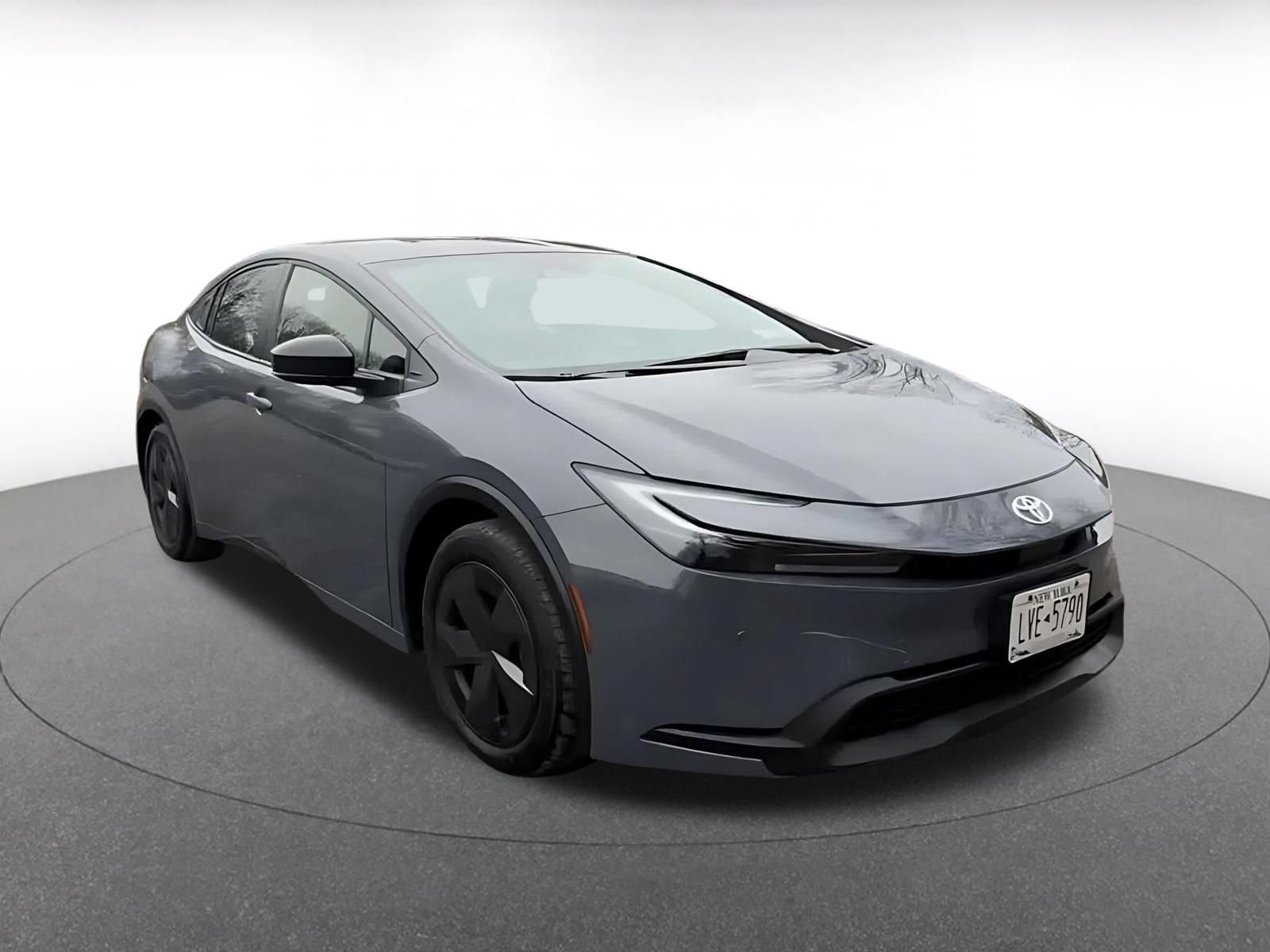Used 2025 Toyota Prius LE FWD image 3