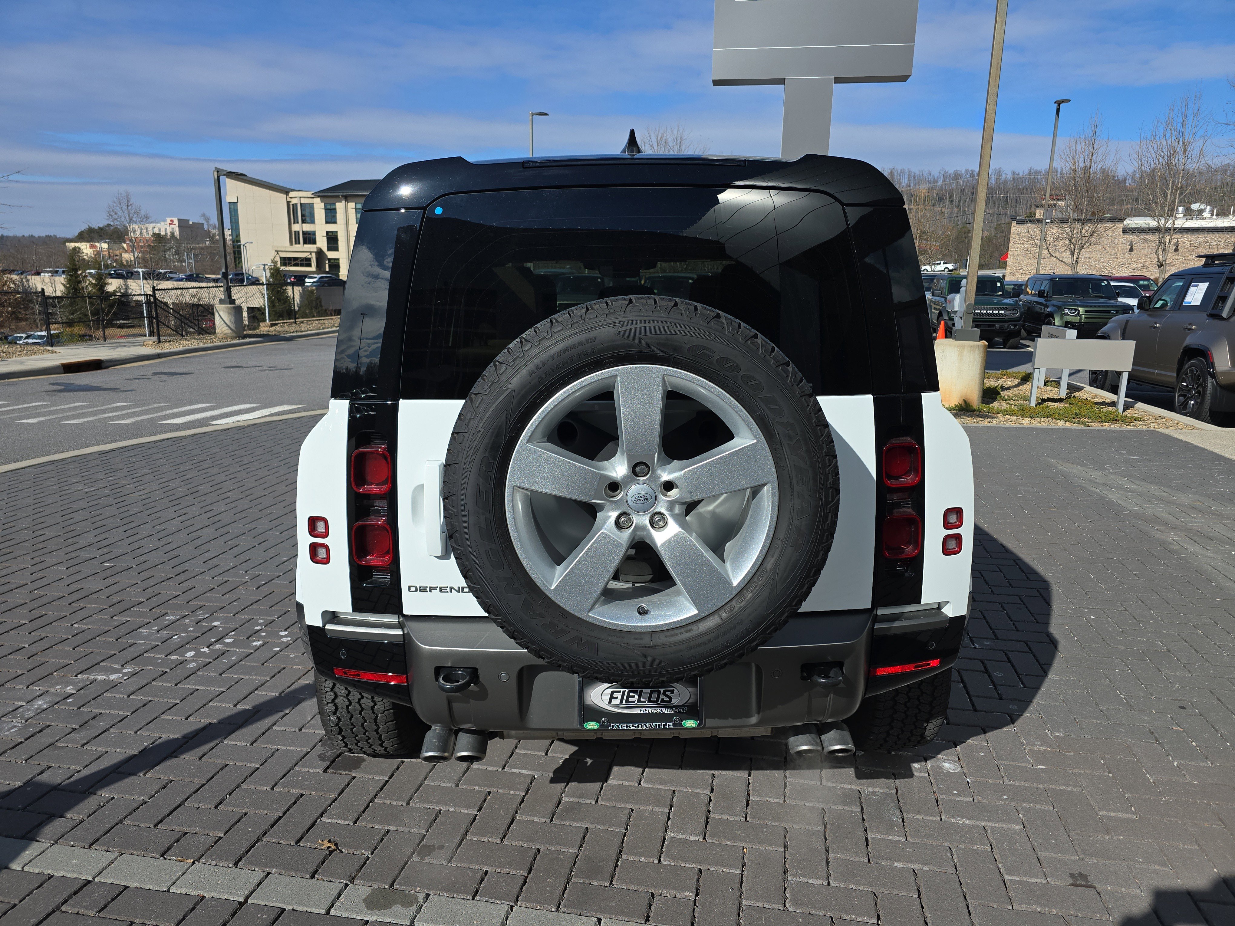 Certified 2025 Land Rover Defender 110 X-Dynamic SE AWD/4WD image 6