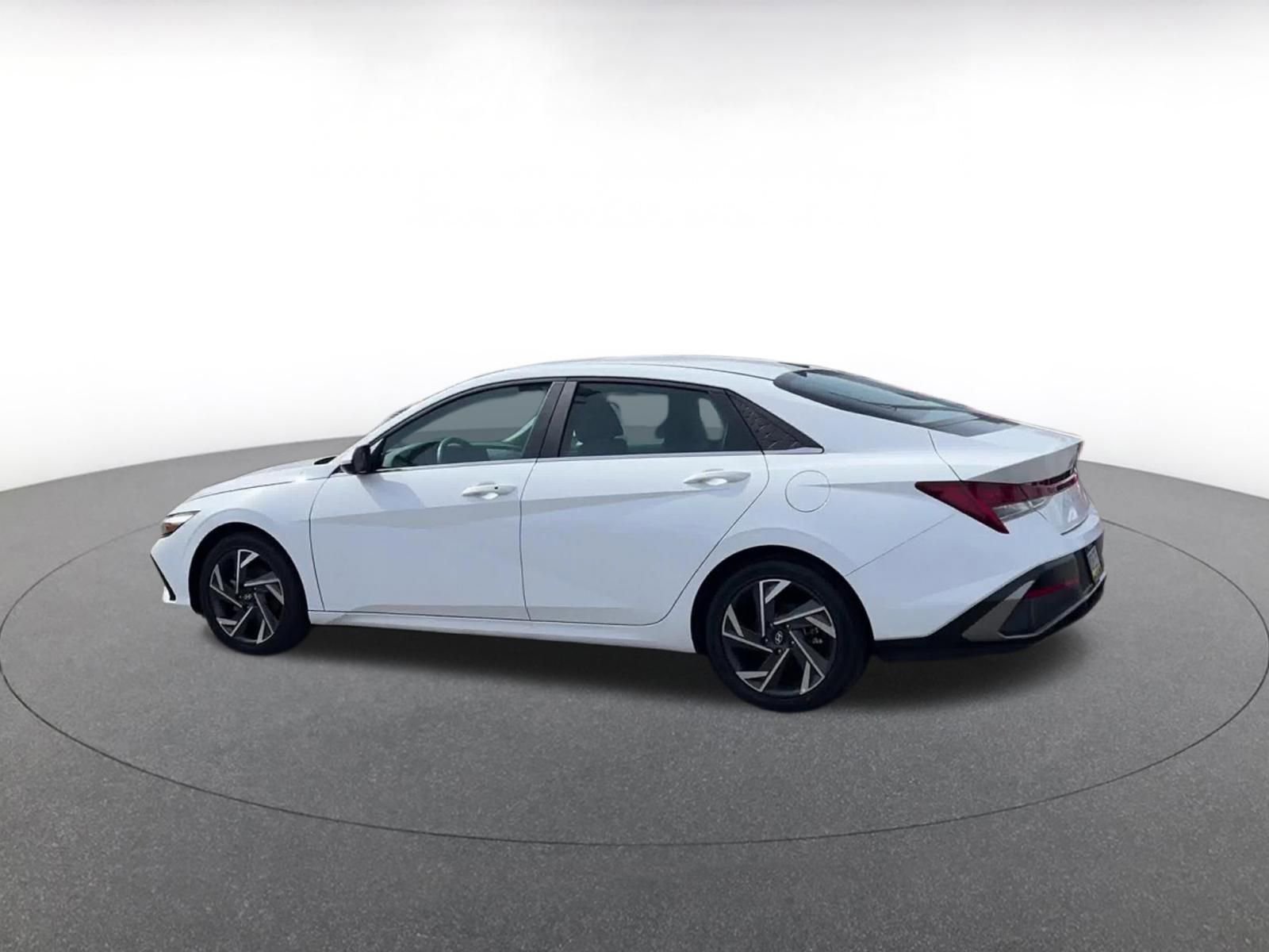 Used 2025 Hyundai Elantra SEL image 10