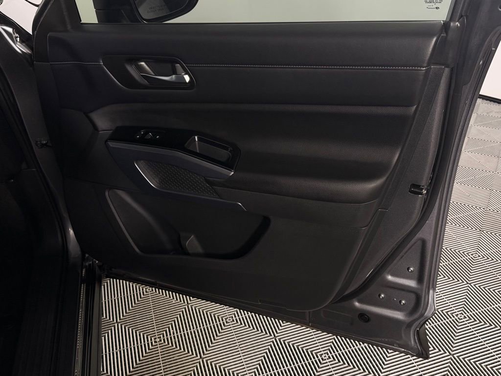 Used 2023 Nissan Pathfinder SL image 32