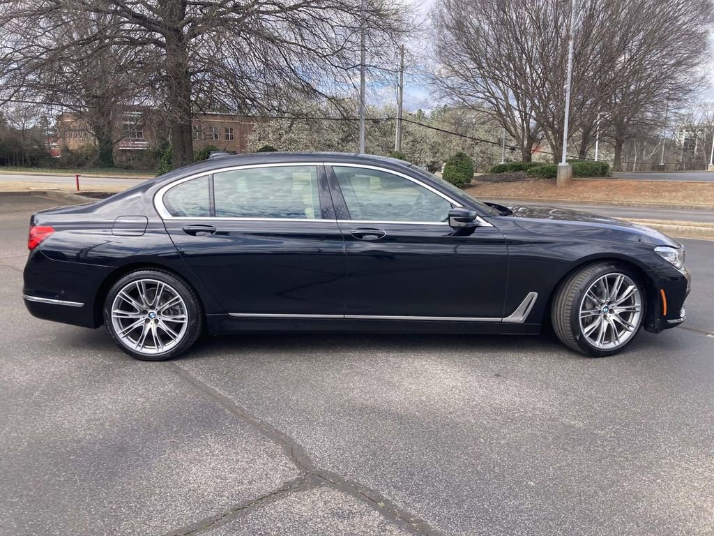 Used 2019 BMW 750i image 2
