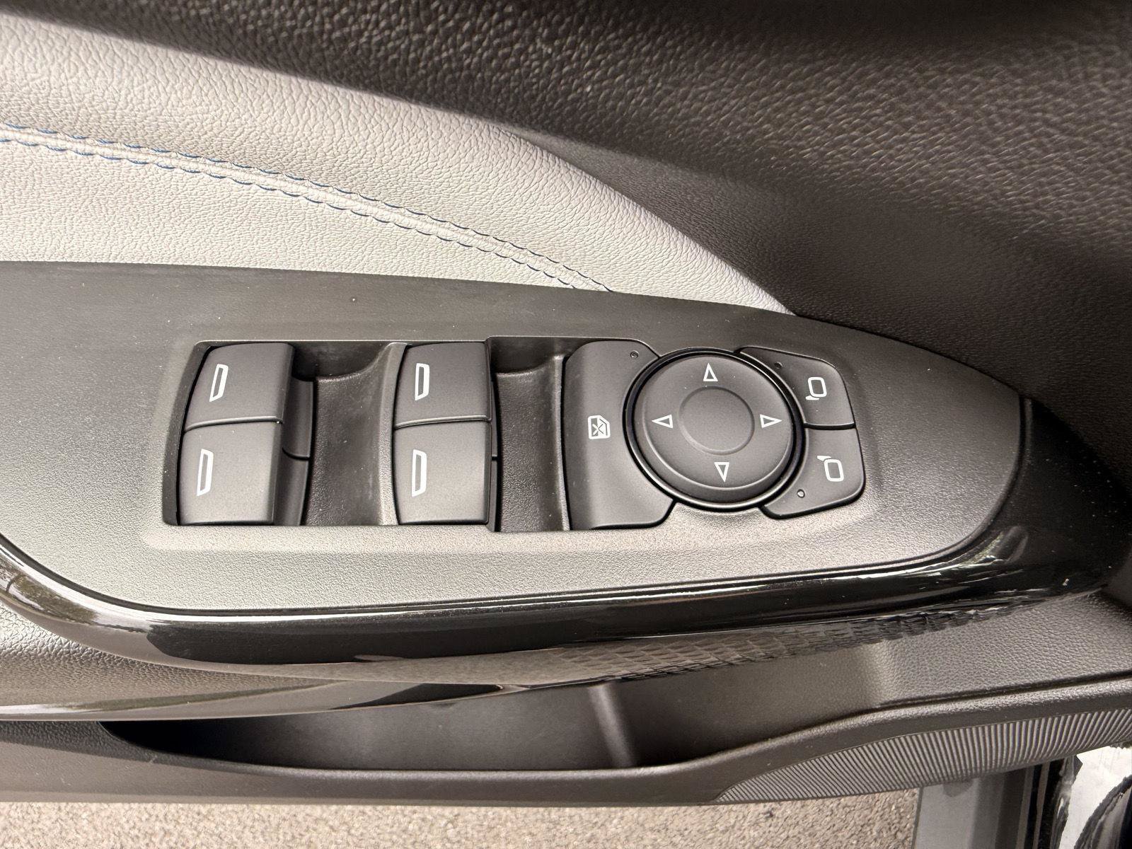 Used 2025 Chevrolet Trax LT FWD image 13