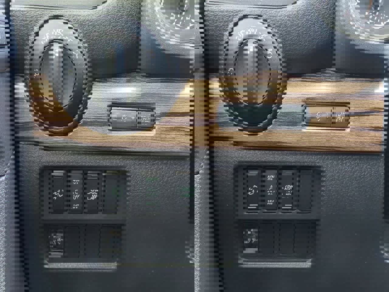 Used 2018 Nissan Titan SL image 18