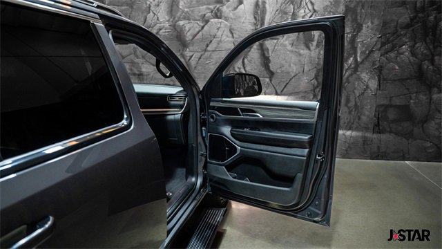 Used 2024 Jeep Wagoneer Series III w/ Premium Group I image 8