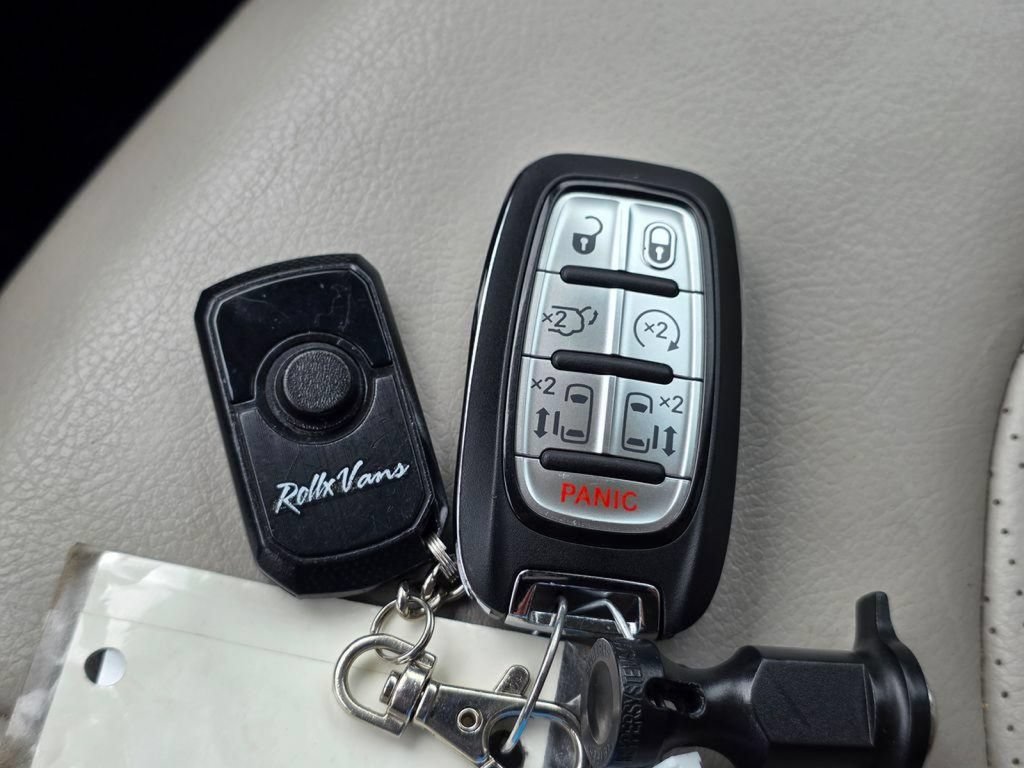 Used 2021 Chrysler Pacifica Touring-L w/ Uconnect Theater Family Group FWD image 28