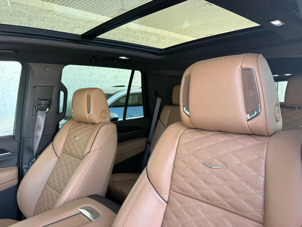 Used 2023 Cadillac Escalade Premium Luxury image 2