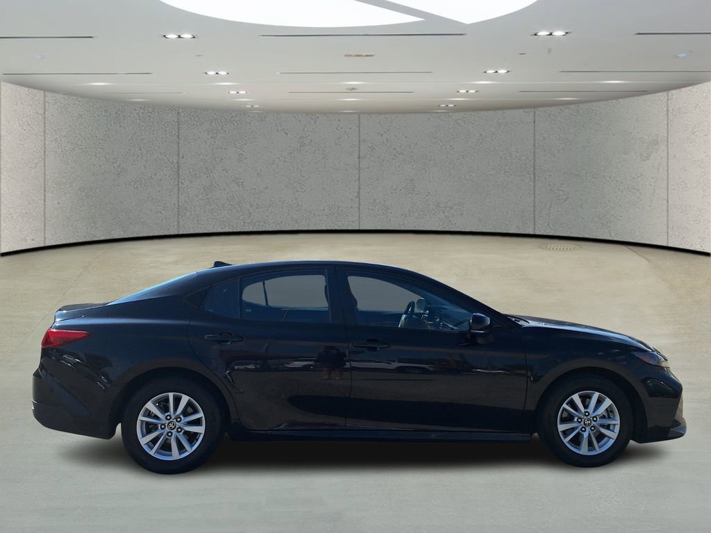 Used 2025 Toyota Camry SE image 6