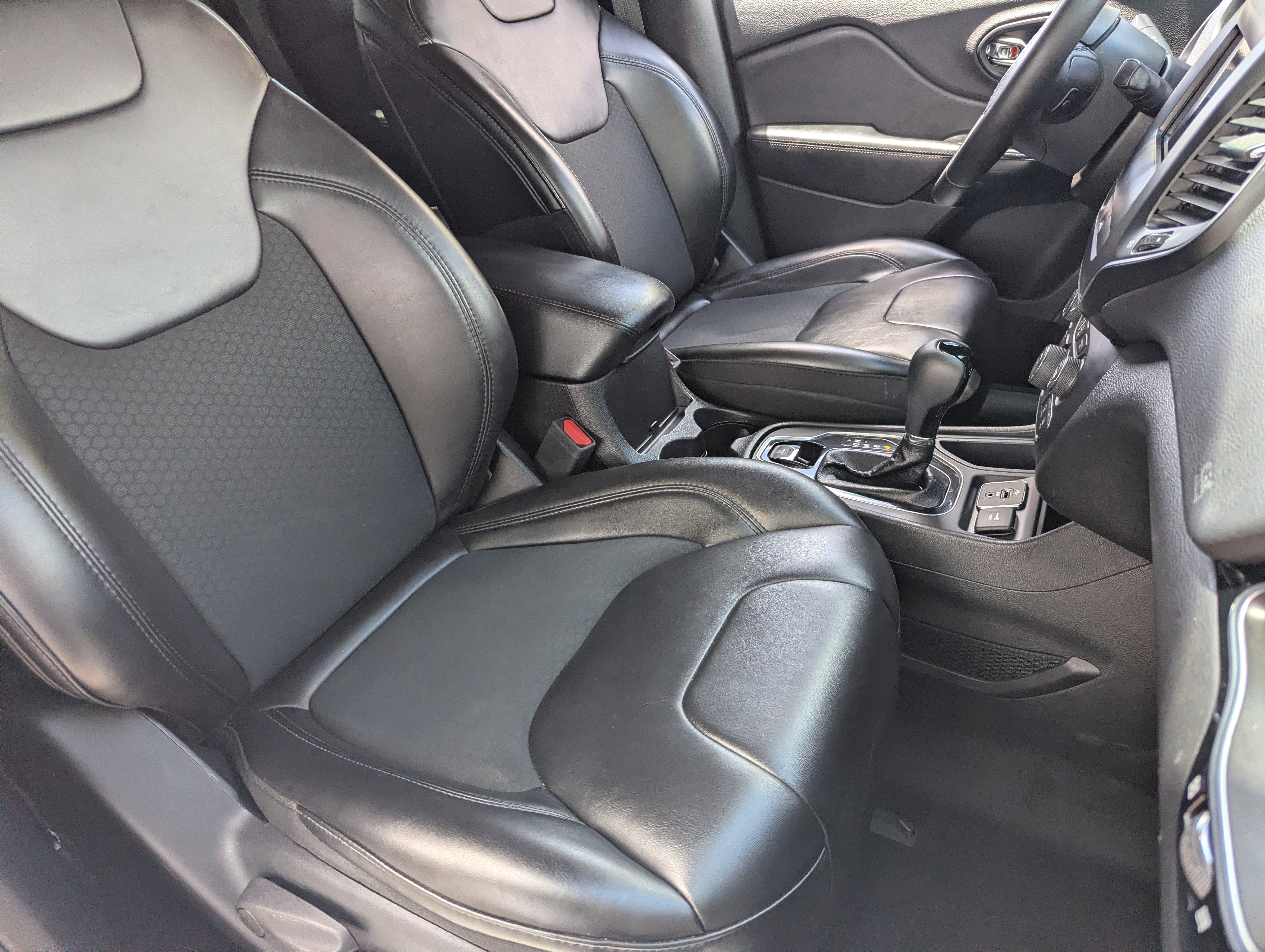 Used 2019 Jeep Cherokee Latitude Plus FWD image 8