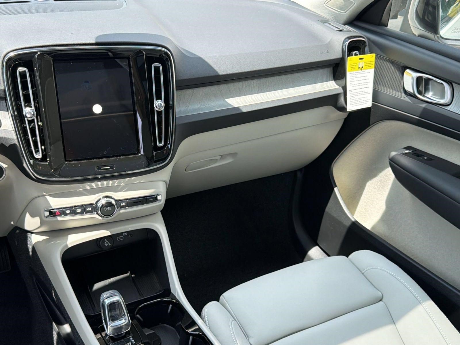 New 2026 Volvo XC40 B4 Plus w/ Climate Package FWD image 27